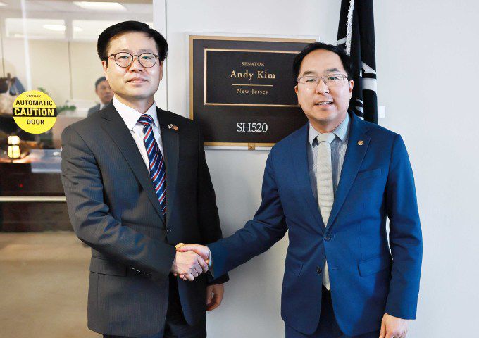 여한구 산업통상부 통상교섭본부장(왼쪽)이 13일(현지시간) 미국 워싱턴 D.C. 의회에서 앤디 킴(Andrew Kim) 상원의원과 면담을 갖고 기념사진을 찍고 있다. [사진=산업통상부] 2026.01.15 dream@newspim.com