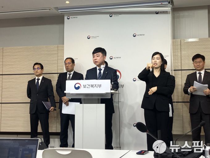 [세종=뉴스핌] 신도경 기자 =정태규 국민연금공단 연금이사가 15일 정부세종청사에서 열린 복지부 산하기관 업무보고 브리핑에서 질의를 받고 있다. 2026.01.15 sdk1991@newspim.com