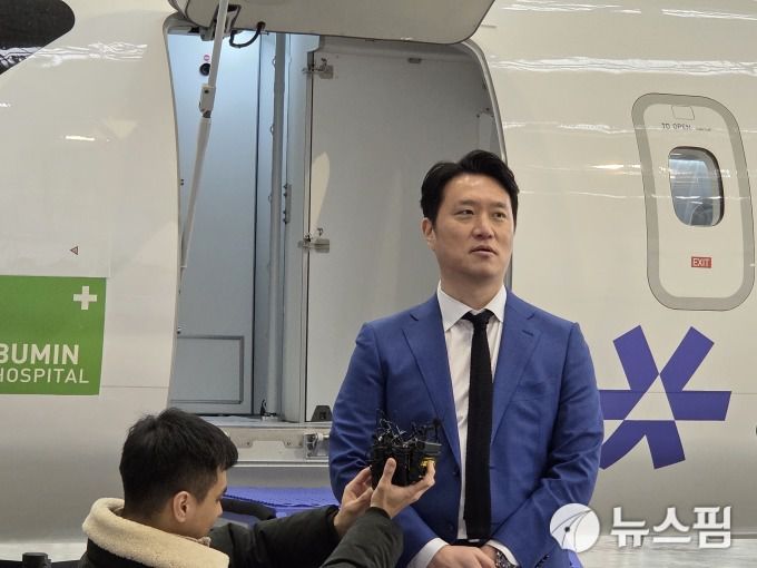 [서울=뉴스핌] 김아영 기자 = 15일 최용덕 섬에어 대표가 서울 김포공항 격납고에서 열린 섬에어 1호기 도입식에서 취재진의 질문에 답변하고 있다. 2026.01.15 aykim@newspim.com