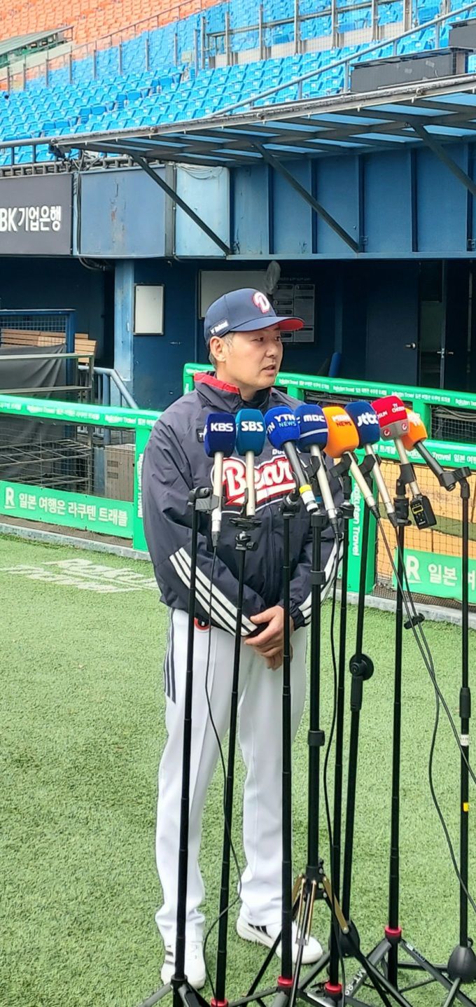 [잠실=뉴스핌]이웅희 기자=두산 김원형 감독이 15일 서울 잠실구장에서 열린 구단 창단 기념식 후 취재진 인터뷰에 답하고 있다. 2026.01.15 iaspire@newspim.com