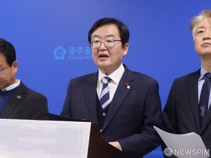 [광주=뉴스핌] 박진형 기자 = 문인 광주 북구청장이  13일 광주시의회 브리핑룸에서 광주전남 행정통합 관련해 구청장협의회 입장 발표 기자회견을 개최하고 있다. 2026.01.13 bless4ya@newspim.com