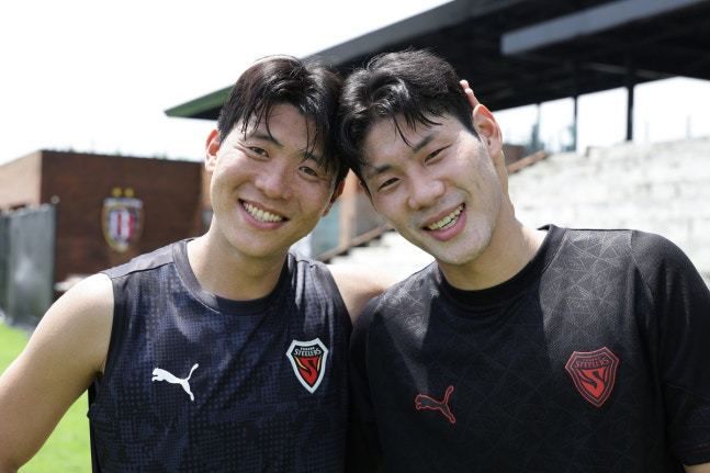 2026시즌 포항의 주장에 선임된 전민광(왼쪽)과 부주장 박찬용. [사진 = 포항]