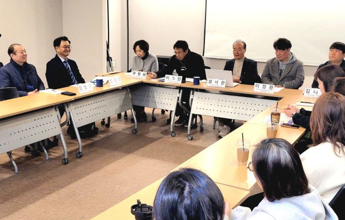 고양시 교육단체 대표들과 민경선 전 사장(왼쪽 두번째)이 참석한 경청간담회. 2026.01.16 atbodo@newspim.com