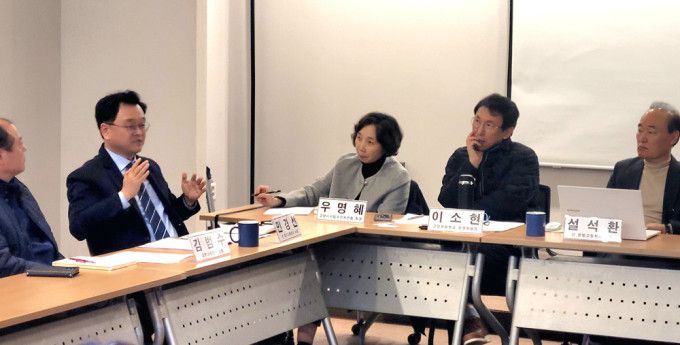 경청회 참석자인 민경선 전 경기교통공사 사장(맨 왼쪽) 토론 모습.  2026.01.16 atbodo@newspim.com