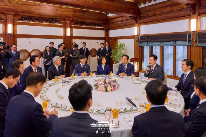 이재명 대통령과 여야 6개 정당 지도부가 16일 오후 청와대 상춘재에서 오찬 간담회를 하고 있다. [사진=청와대]