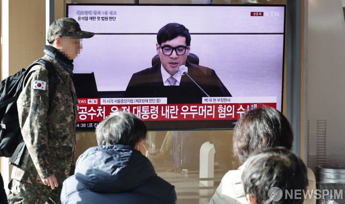 [서울=뉴스핌] 양윤모 기자 = 16일 오후 특수공무집행방해, 직권남용 권리행사방해 등 혐의로 기소된 윤석열 전 대통령에게 서울중앙지법 형사합의35부(백대현 부장판사)의 1심 선고를 서울역 대합실을 찾은 시민들이 기다리고  있다. 2026.01.16 yym58@newspim.com