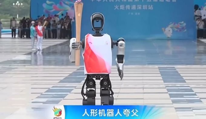 [사진 = 러쥐로봇 웨이보] 2025년 11월 2일 중국 선전(深圳)에서 열린 '제15회 전국체전'에서 러쥐로봇(樂聚機器人∙LEJU ROBOT)이 개발한 휴머노이드 로봇 '콰보(誇父∙KUAVO)'가 선전 구간의 '0번 성화주자'로 등장해 이목을 집중시켰다.