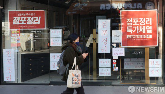 [서울=뉴스핌] 양윤모 기자 = 계속되는 경기의 침체속 18일 서울 종로구 대학로의 빈 상가가 새 주인을 기다리고 있다. 2025.02.18 yym58@newspim.com