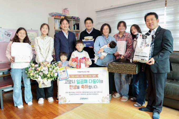 이동환 고양시장(가운데 왼쪽), 고양시 일곱째 다둥이 출산 가정 방문 모습. [사진=고양시] 2026.01.16 atbodo@newspim.com