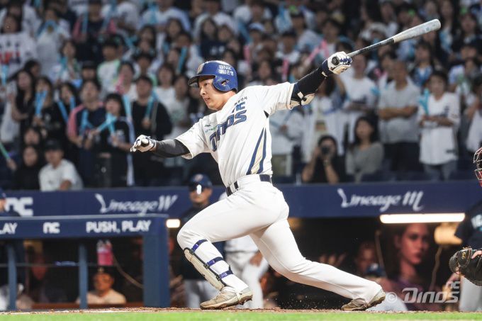 [창원=뉴스핌]이웅희 기자=NC 김휘집이 호쾌하게 방망이를 휘두르고 있다. [사진=NC다이노스] 2026.01.16 iaspire@newspim.com