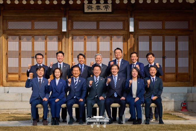 이재명 대통령과 여야 6개 정당 지도부가 16일 오후 청와대 상춘재에서 오찬 간담회를 하기 앞서 기념사진을 찍고 있다. [사진=청와대]