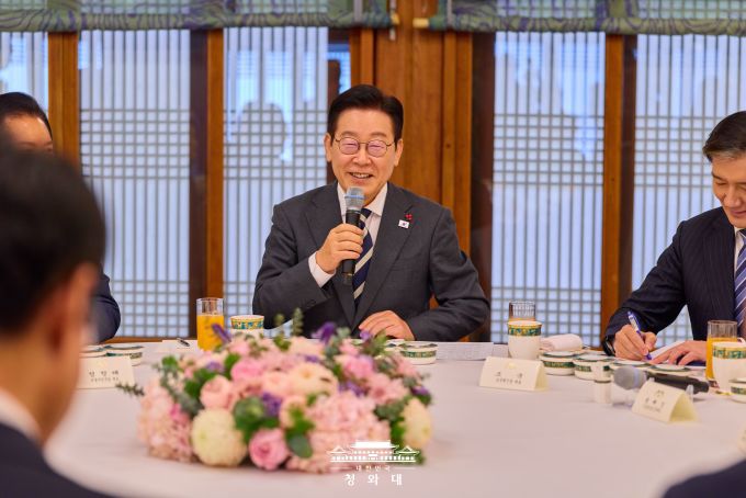 이재명 대통령과 여야 6개 정당 지도부가 16일 오후 청와대 상춘재에서 오찬 간담회를 하면서 발언하고 있다. [사진=청와대]