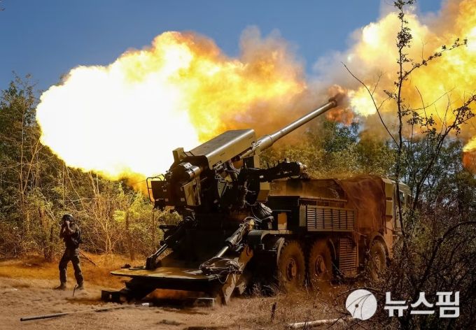 [자포리자 로이터 =뉴스핌] 장일현 특파원 = 우크라이나군 제44독립포병여단 소속 군인이 지난 20일(현지시간) 우크라이나 남부 자포로자 최전선에서 적진을 향해 2S22 보다나 자주포를 발사하고 있다. 2025.08.21. ihjang67@newspim.com