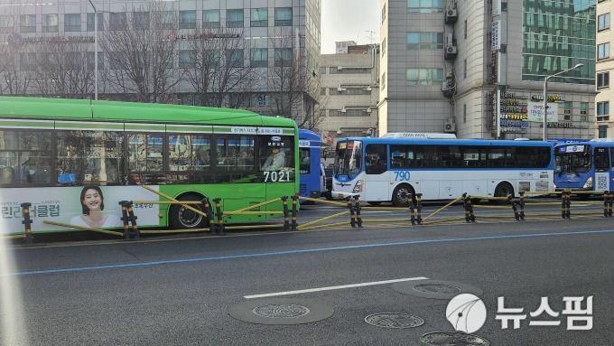 [서울=뉴스핌] 나병주 기자 = 16일 오후 1시 27분쯤 서울 지하철 5호선 서대문역 사거리서 704번 시내버스가 빌딩으로 돌진해 13명의 부상자가 발생했다. 버스가 돌진하며 긁은 중앙분리대가 망가져 있다. 2026.01.16 lahbj11@newspim.com