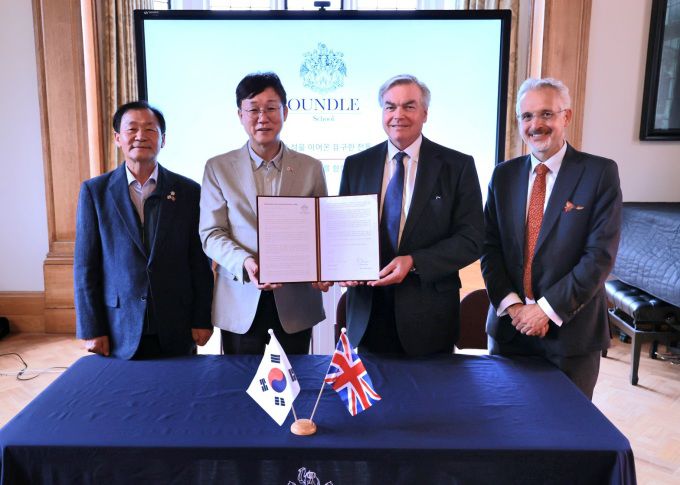 2025. 10. 17. 이민근 안산시장이 안산사이언스밸리지구 내 국제학교 설립을 위해 英 온들스쿨로부터 투자의향서를 접수받고 있다. [사진=안산시]