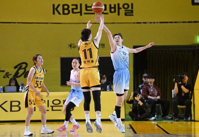 [서울=뉴스핌] 박상욱 기자 =  KB 강이슬이 16일 여자프로농구 정규리그 신한은행과의 홈 경기에서 3점슛을 던지고 있다. [사진=WKBL] 2026.01.16 psoq1337@newspim.com