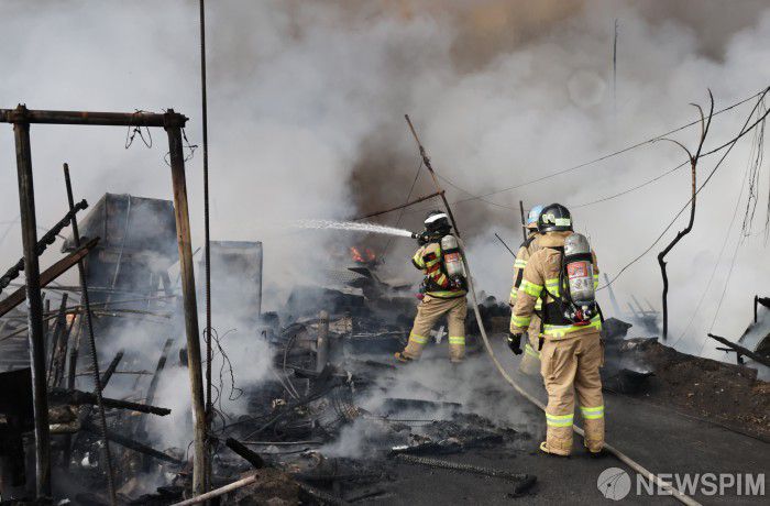 [서울=뉴스핌] 양윤모 기자 = 16일 오전 5시경 서울 강남구 개포동 구룡마을 4구역에서 화재가 발생해 소방관들이 진화를 하고 있다. 소방당국은 대응 1단계를 2단계로 격상하고 추가 인력을 투입 진화를 완료했다. 2026.01.16 yym58@newspim.com