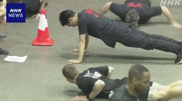 미국기지 내 피트니스센터에서 운동하는 고이즈미 방위상 [사진=NHK 캡처]