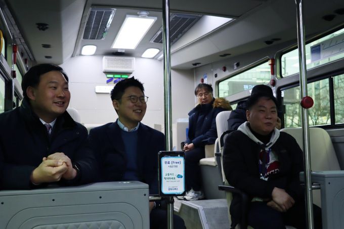 파주시 자율주행 도입을 위한 경기도 자율협력주행버스 시승. [사진=경기도의회]