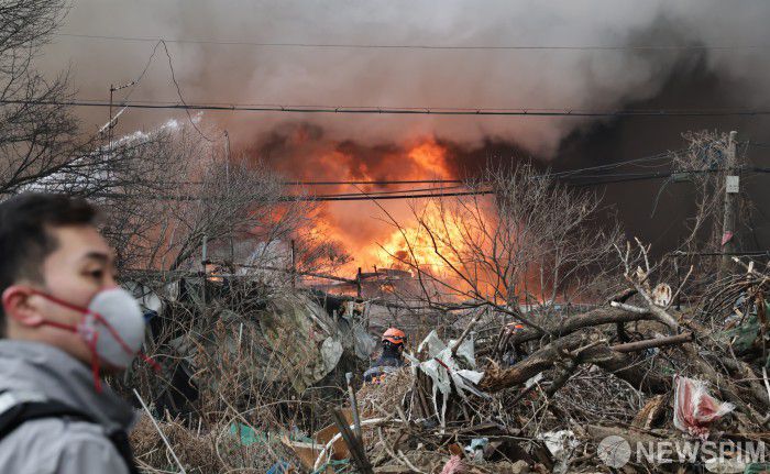 [서울=뉴스핌] 양윤모 기자 = 16일 오전 5시경 서울 강남구 개포동 구룡마을 4구역에서 화재가 발생해 소방관들이 진화를 하고 있다. 소방당국은 대응 1단계를 2단계로 격상하고 추가 인력을 투입 진화를 완료했다. 2026.01.16 yym58@newspim.com