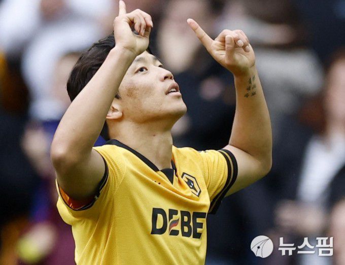 [울버햄튼 로이터=뉴스핌] 박상욱 기자= 황희찬이 지난 8월 30일(한국시간) EPL 3라운드 에버턴전에서 골을 넣고 하늘을 향해 두 손가락을 가리키며 최근 돌아가신 할아버지를 향해 골을 바쳤다. 2025.08.30 psoq1337@newspim.com