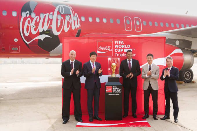 [서울=뉴스핌] 장환수 스포츠전문기자= 차두리 화성FC 감독과 차범근 전 대표팀 감독, 전 브라질 축구 대표 지우베르투 시우바, 이영표 축구해설위원, 이준엽 한국 코카-콜라 대표(왼쪽부터)가 16일 FIFA 월드컵 오리지널 트로피를 공개하고 있다. [사진=한국 코카-콜라] 2026.01.16 zangpabo@newspim.com