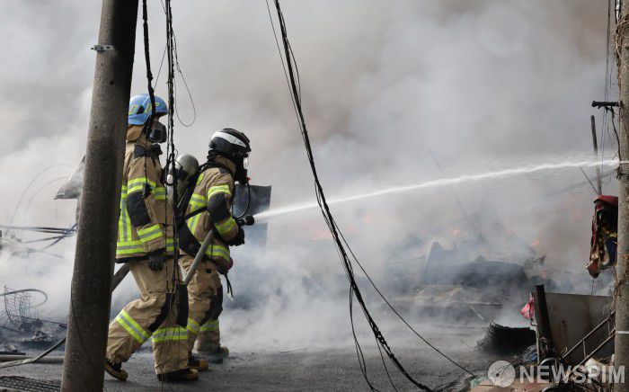 [서울=뉴스핌] 양윤모 기자 = 16일 오전 5시경 서울 강남구 개포동 구룡마을 4구역에서 화재가 발생해 소방관들이 진화를 하고 있다. 소방당국은 대응 1단계를 2단계로 격상하고 추가 인력을 투입 진화를 완료했다. 2026.01.16 yym58@newspim.com