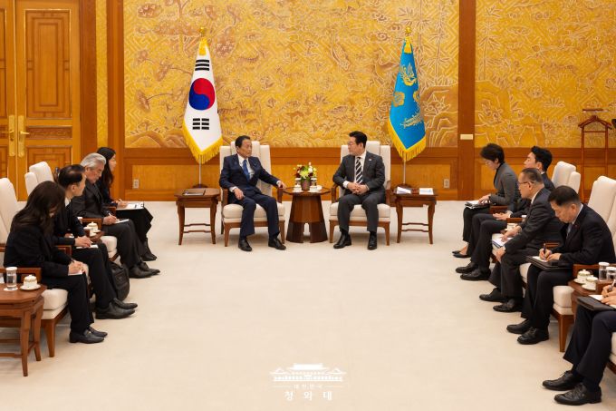 이재명(오른쪽) 대통령이 16일 청와대에서 아소 다로 전 일본 총리와 면담하고 있다. [사진=청와대]