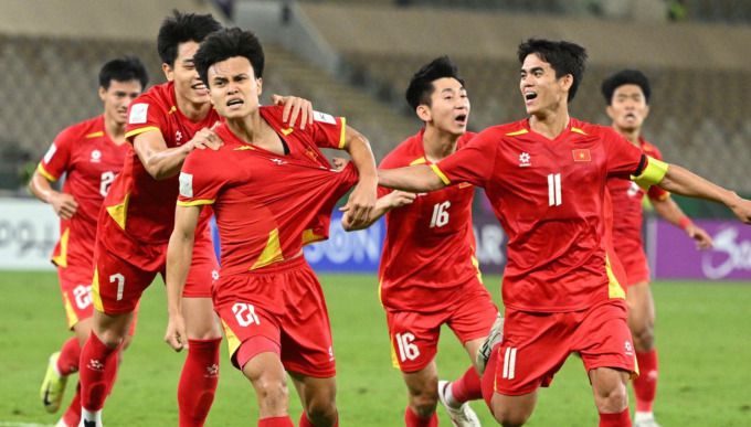 [서울=뉴스핌] 장환수 스포츠전문기자= 베트남 U-23 대표팀 선수들이 17일 아랍에미리트와 8강전에서 연장 전반 결승골을 터뜨린 뒤 환호하고 있다. [사진=AFC] 2026.01.17 zangpabo@newspim.com