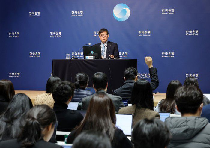 [서울=뉴스핌] 정일구 기자 = 이창용 한국은행 총재가 15일 오전 서울 중구 한국은행에서 열린 통화정책방향 기자간담회에서 취재진 질문을 받고 있다. 한은 금융통화위원회는 이날 새해 첫 회의에서 기준금리를 연 2.50%로 5연속 동결했다. 2026.01.15 mironj19@newspim.com