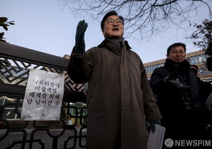 [서울=뉴스핌] 김학선 기자 = 우원식 국회의장이 3일 오후 서울 여의도 국회에서 열린 '그 날 12.3 다크투어'에서 지난 12.3 비상계엄 당시 월담 현장을 탐방하고 있다. 2025.12.03 yooksa@newspim.com