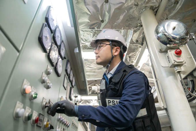 한국해양교통안전공단 운항관리자가 여객선 출항 전 안전점검을 하고 있다. [사진=해양교통안전공단] 2025.02.04 dream@newspim.com