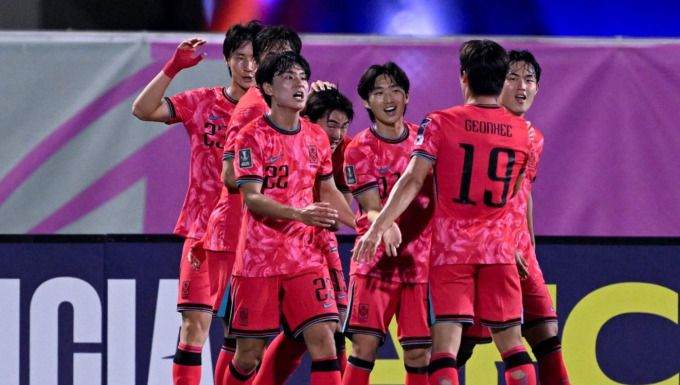 [서울=뉴스핌] 장환수 스포츠전문기자= 한국 U-23 축구대표팀 선수들이 18일 호주와 8강전에서 후반 45분 신민하의 역전 결승골이 터진 뒤 환호하고 있다. [사진=AFC] 2026.01.18 zangpabo@newspim.com