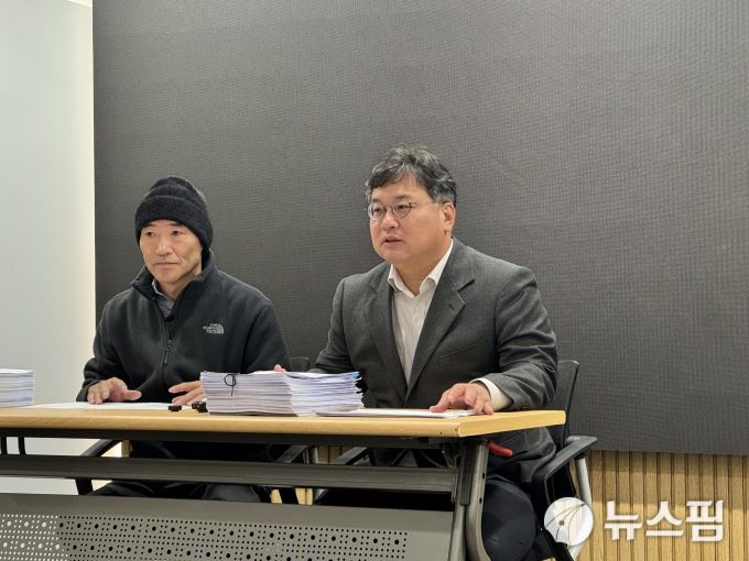 [서울=뉴스핌] 이바름 기자 =  고(故) 이대준 씨의 친형인 이래진 씨와 변호인인 김기윤 변호사는 19일 오전 서초구 라이프비즈니스센터에서 기자회견을 개최했다. 2026.01.19 right@newspim.com