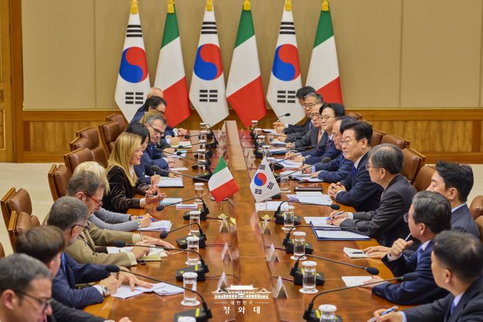 이재명 대통령이 19일 오전 청와대에서 조르자 멜로니 이탈리아 총리와 확대 정상회담을 하고 있다. [사진=청와대]