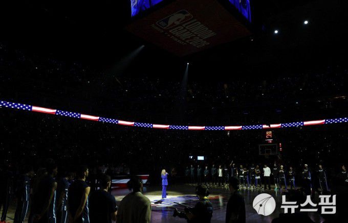 [런던 로이터=뉴스핌] 박상욱 기자=바네사 윌리엄스가 18일(한국시간) 영국 런던 O2 아레나에서 열린 NBA 멤피스 그리즐리스-올랜도 매직 경기 식전 행사에서 가수 바네사 윌리엄스가 미국 국가를 부르고 있다. 2026.1.18 psoq1337@newspim.com