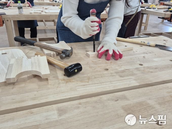 [서울=뉴스핌] 정영희 기자 = 지난 16일 전북대 한옥 특성화 캠퍼스에서 한옥 결구 방식을 활용한 소반 만들기 체험이 진행됐다. 2026.01.19 chulsoofriend@newspim.com