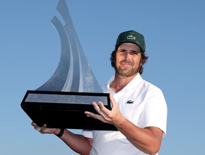 우승 트로피를 들어올린 엘비라. [사진= DP 월드투어]