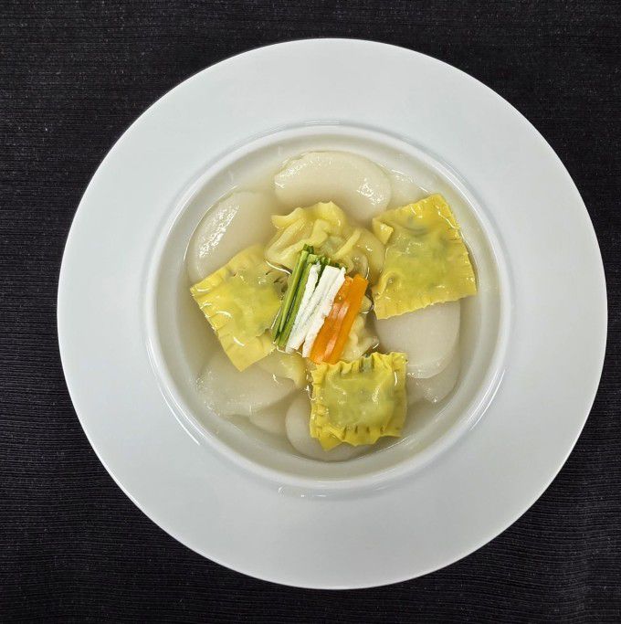 공식 오찬에 나온 떡만둣국. 떡국떡을 이탈리아 대표적 파스타인 '라비올리'모양으로 빚었다. [사진=청와대]