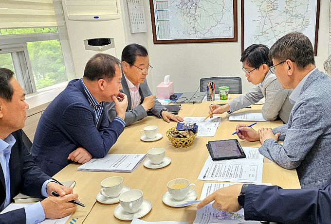 이현재 하남시장이 지난 2024년 5월 경기도 철도항만물류국장을 만나 경기도가 진행 중인 '송파하남선 광역철도 타당성 평가 및 기본계획 수립용역'에 가칭 신덕풍역을 하남드림휴게소와 수직 환승연계할 수 있는 위치로 반영해달라고 건의하고 있다.[사진=하남시]