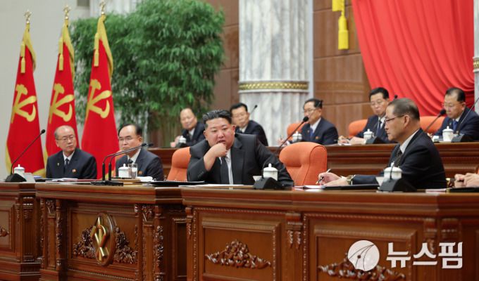[서울=뉴스핌] 이영종 통일전문기자 = 지난해 12월 9~11일 열린 노동당 제8기 13차 전원회의에서 김정은 노동당 총비서 겸 국무위원장이 간부들과 이야기 하고 있다. [사진=노동신문] 2026.01.19 yjlee@newspim.com