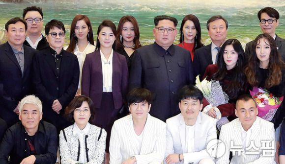 [서울=뉴스핌] 이영종 통일전문기자 = 김정은 북한 국무위원장과 리설주 부부가 2018년 4월 1일 남측 예술단의 평양공연을 관람한 뒤 가수들과 기념촬영을 했다. 김정은 오른쪽이 가수 백지영 씨. [사진=뉴스핌 자료] 2026.01.19 yjlee@newspim.com