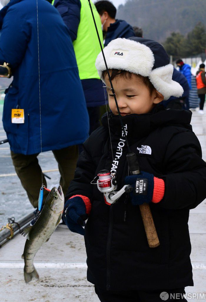 2020 화천산천어축제장에 얼음낚시 대체프로그램으로 마련된 산천어 얼음 대낚시가 인기를 끌고 있는 가운데 한 어린이가 낚시의 묘미인 손맛을 느끼면 산천어를 잡고 있다.[사진=화천군] 2020.02.01 grsoon815@newspim.com