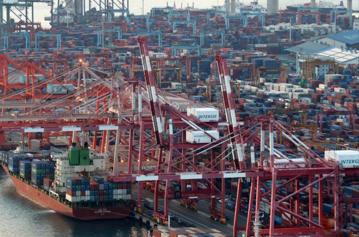 부산 남구 감만부두 등 부산항 일대에 수출입 컨테이너가 쌓여 있는 모습 [사진=뉴스핌DB]