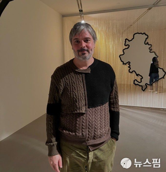 [서울=뉴스핌] 아뜰리에 에르메스에서의 작품전을 위해 내한한 스페인 작가 다니엘 스티그만 만그라네. 어린 시절부터 생물학자를 꿈꿨으나 수학과 물리학을 못해 작가가 됐다고 토로한 그는 "전시를 통해 인간과 자연은 맞닿아 있고, 하나임을 느끼게 하고 싶다"고 밝혔다. 이어 인류세 이후 모두가 생존할 수 있는 길을 찾아내야 한다고 덧붙였다. [사진=이영란 미술전문기자] 2026.01.19 art29@newspim.com