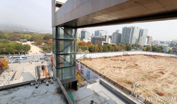 [서울=뉴스핌] 정일구 기자 = 국가유산청(구 문화재청)과 협의 없이 문화재 외곽 지역 개발규제를 완화한 서울시 조례 개정은 유효하다는 대법원 판단이 나왔다. 이에 따라 서울시가 최근 건물 최고 높이를 약 142m로 상향 고시한 종묘 인근 세운4구역 재개발 계획 추진에도 탄력을 받을 전망이다. 대법원 1부(주심 신숙희 대법관)는 6일 문화체육관광부 장관이 서울시의회를 상대로 낸 서울특별시 문화재 보호 조례 중 개정 조례안 의결 무효 확인 소송에서 원고 패소 판결했다. 사진은 이날 서울 종로구 세운4구역 재개발 공사 현장 모습. 2025.11.06 mironj19@newspim.com