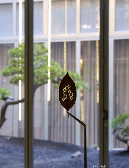 [서울=뉴스핌]이영란 미술전문기자= 잎사귀로 만든 다니엘 스티그만 만그라네의 작품. '우아함과 체념'. 사진 김상태 © 에르메스 재단 제공  2025.12.27 art29@newspim.com