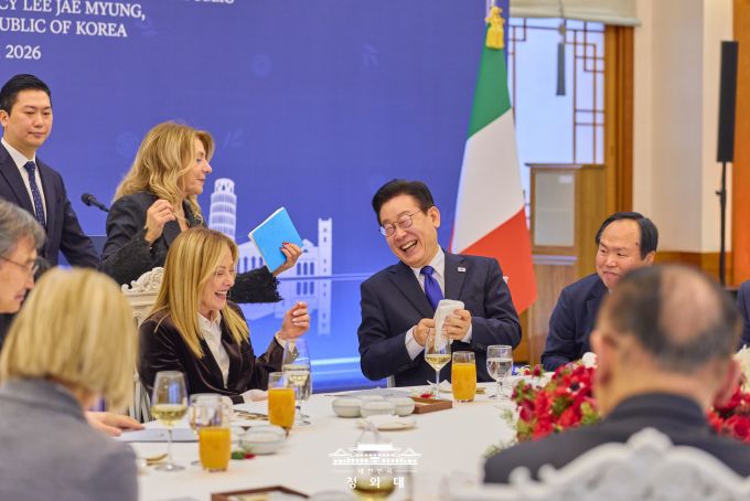 이재명 대통령과 조르자 멜로니 이탈리아 총리가 19일 청와대에서 한-이탈리아 정상회담 후 공식 오찬을 하면서 건배하고 있다. [사진=청와대]