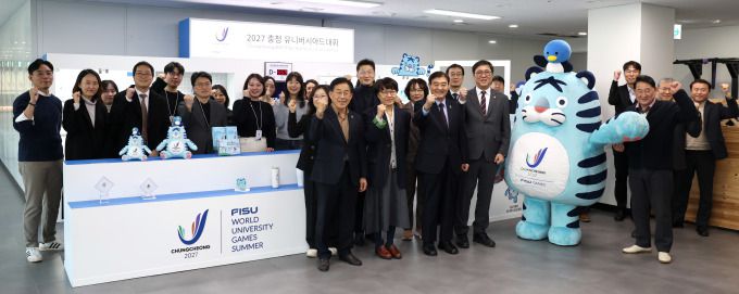 [서울=뉴스핌] 김용석 기자 = 최휘영 문화체육관광부 장관이 19일 세종시 2027 충청 유니버시아드대회 조직위원회를 방문해 강창희 조직위원장을 비롯한 조직위 직원들과 함께 기념촬영을 하고 있다.[사진= 문체부] 2026.01.19 fineview@newspim.com