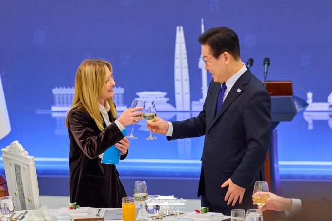 이재명 대통령과 조르자 멜로니 이탈리아 총리가 19일 청와대 공식 오찬에서 건배하고 있다. [사진=청와대]